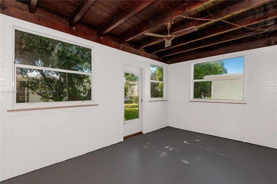 待售: $290,000 (2 贝兹, 1 浴室, 1034 平方英尺)