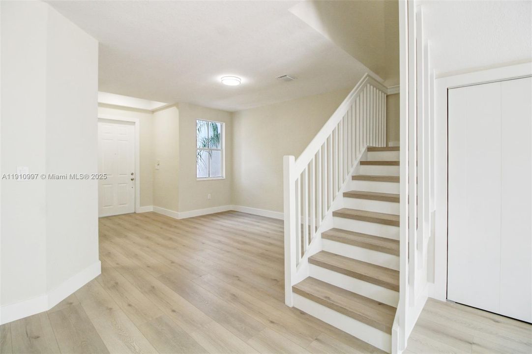 En Venta: $675,000 (3 camas, 2 baños, 1683 Pies cuadrados)