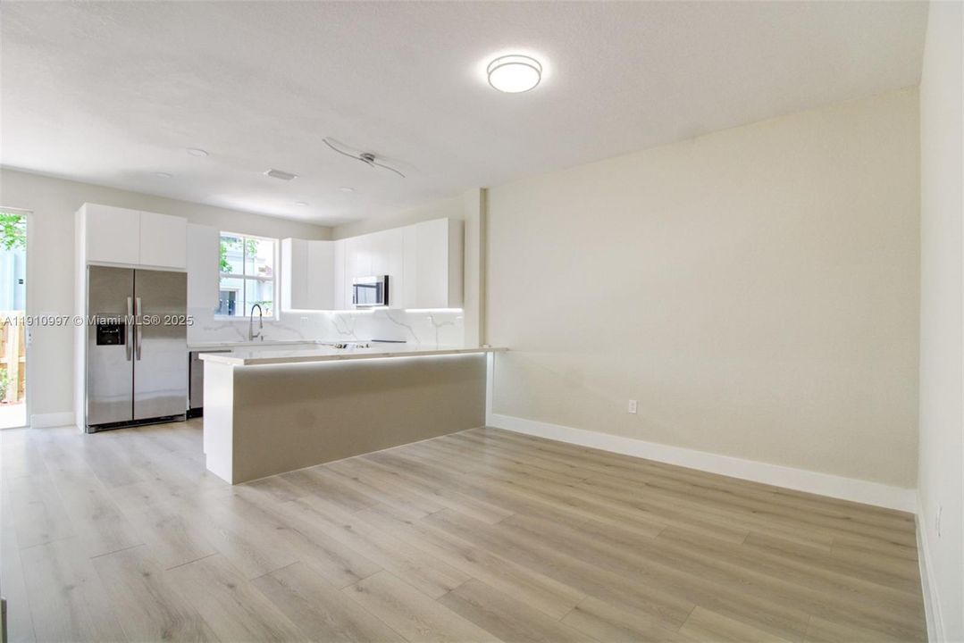 En Venta: $675,000 (3 camas, 2 baños, 1683 Pies cuadrados)