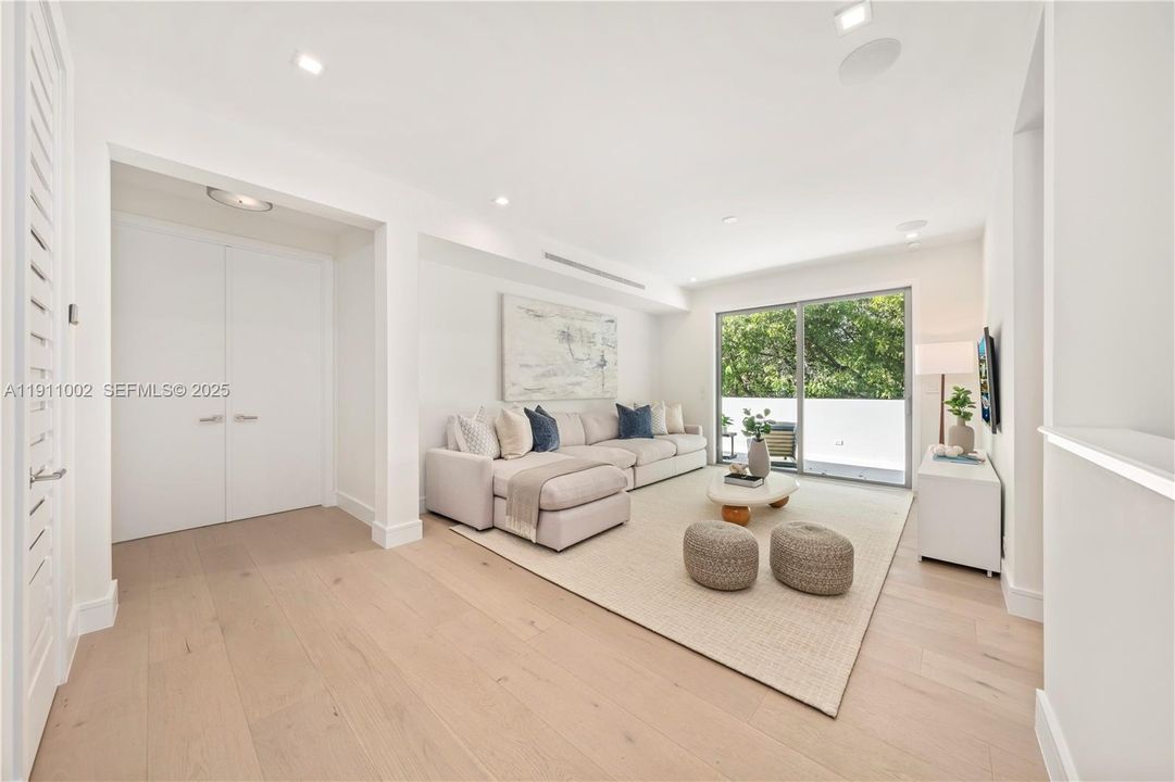 Pajama Lounge / Landing