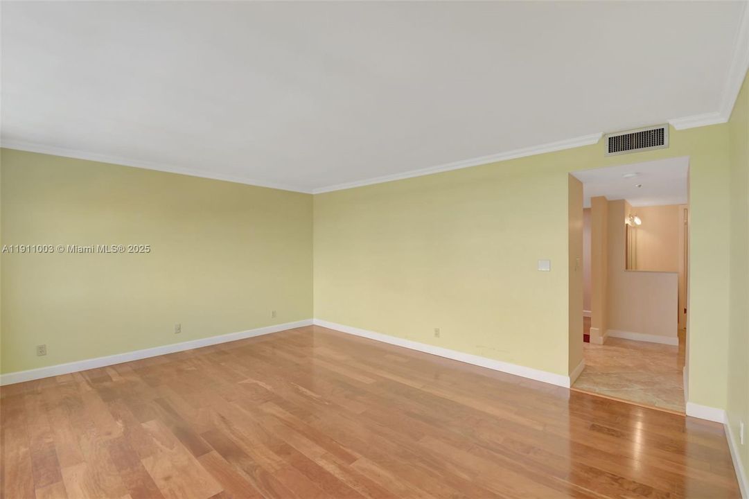 合同活跃: $2,800 (2 贝兹, 1 浴室, 1420 平方英尺)