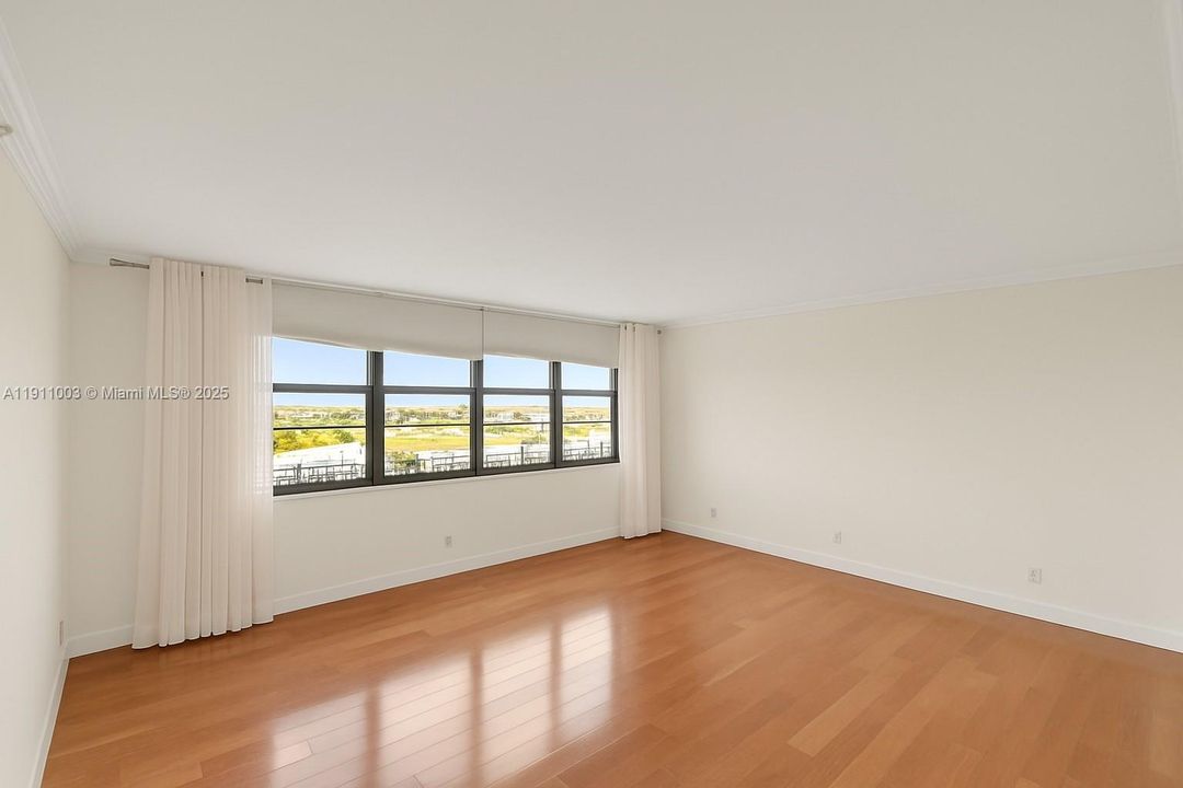 合同活跃: $2,800 (2 贝兹, 1 浴室, 1420 平方英尺)