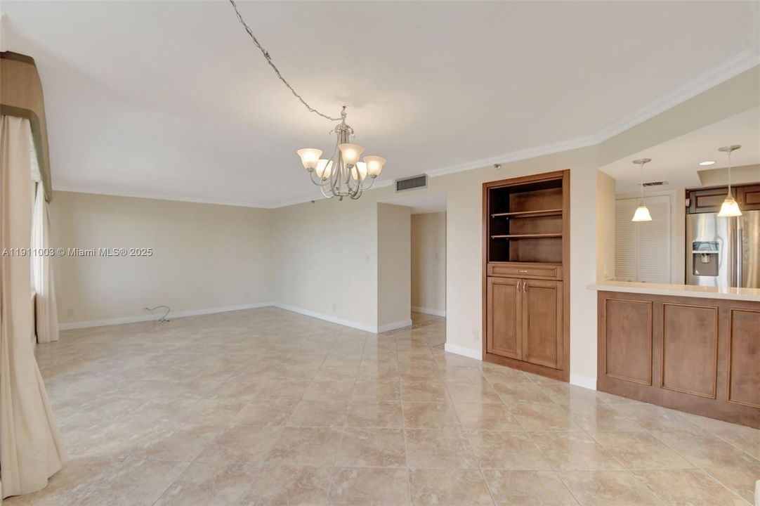 合同活跃: $2,800 (2 贝兹, 1 浴室, 1420 平方英尺)