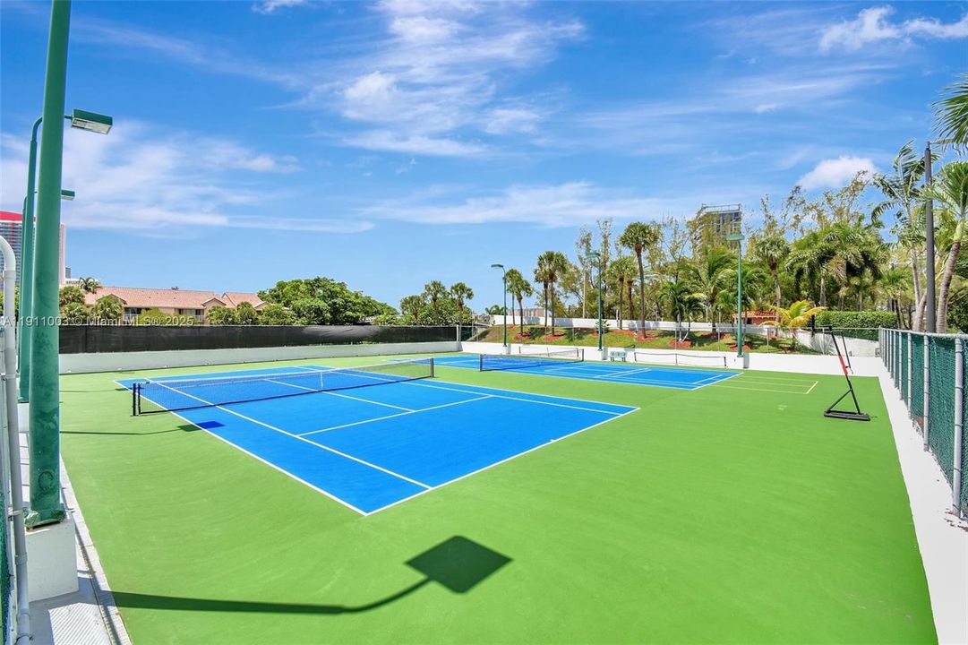 合同活跃: $2,800 (2 贝兹, 1 浴室, 1420 平方英尺)