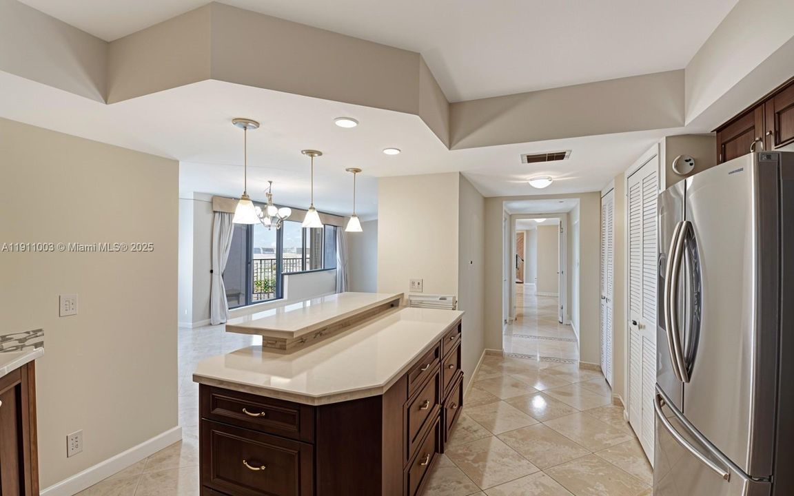 合同活跃: $2,800 (2 贝兹, 1 浴室, 1420 平方英尺)