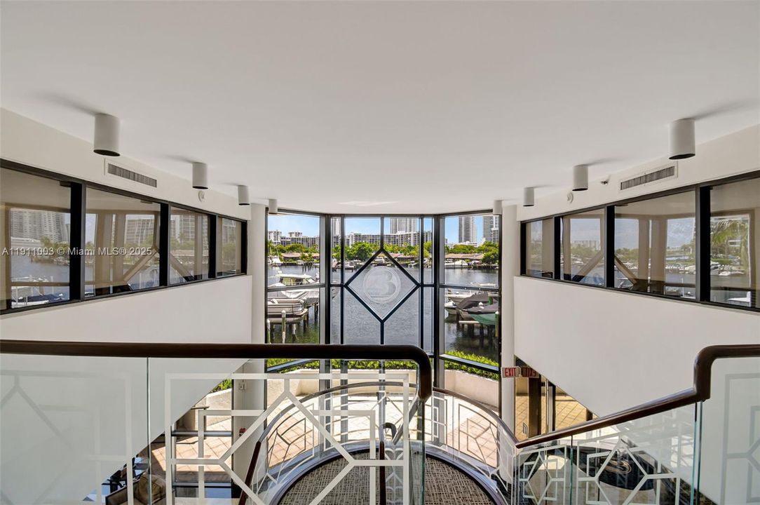 合同活跃: $2,800 (2 贝兹, 1 浴室, 1420 平方英尺)