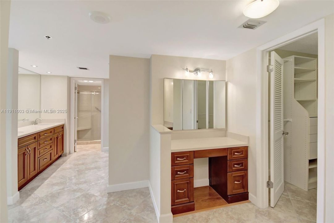 合同活跃: $2,800 (2 贝兹, 1 浴室, 1420 平方英尺)