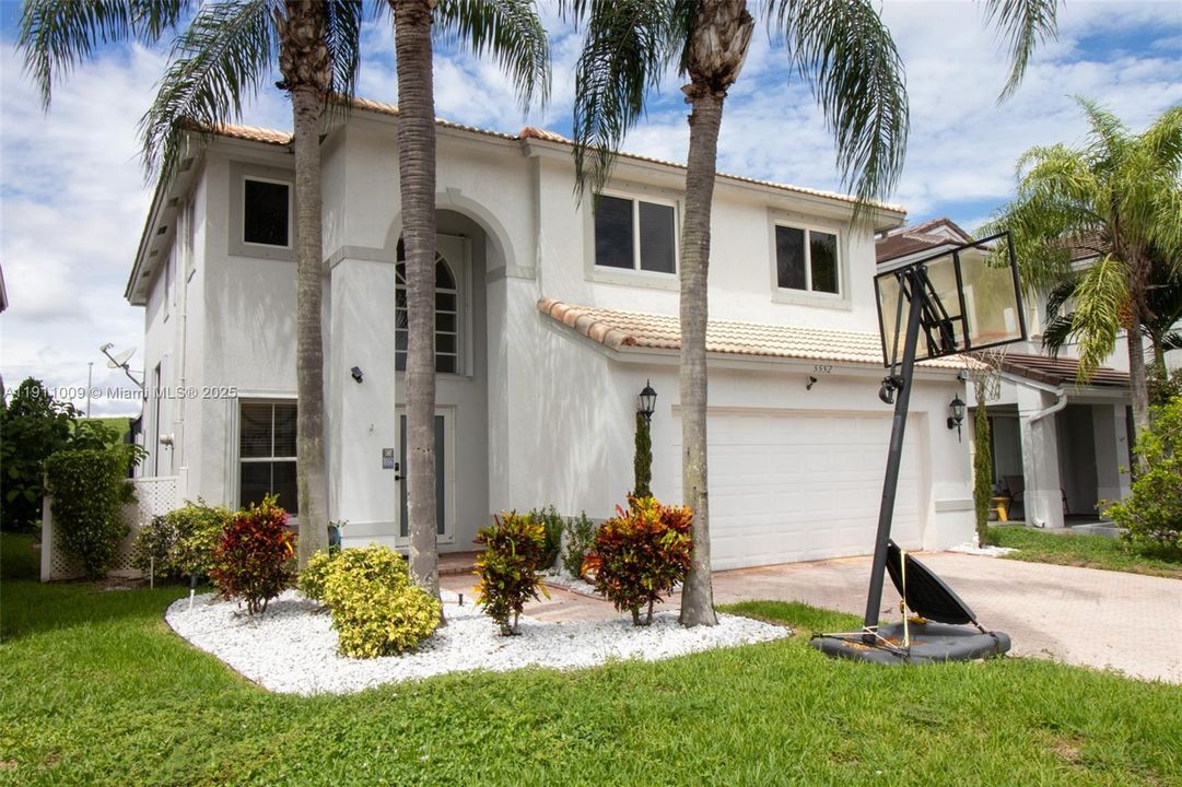 Active With Contract: $3,800 (4 beds, 2 baths, 2207 Square Feet)