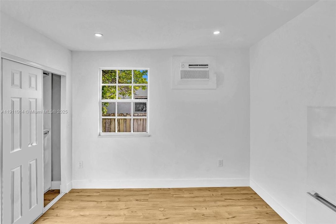 For Rent: $1,200 (0 beds, 1 baths, 350 Square Feet)