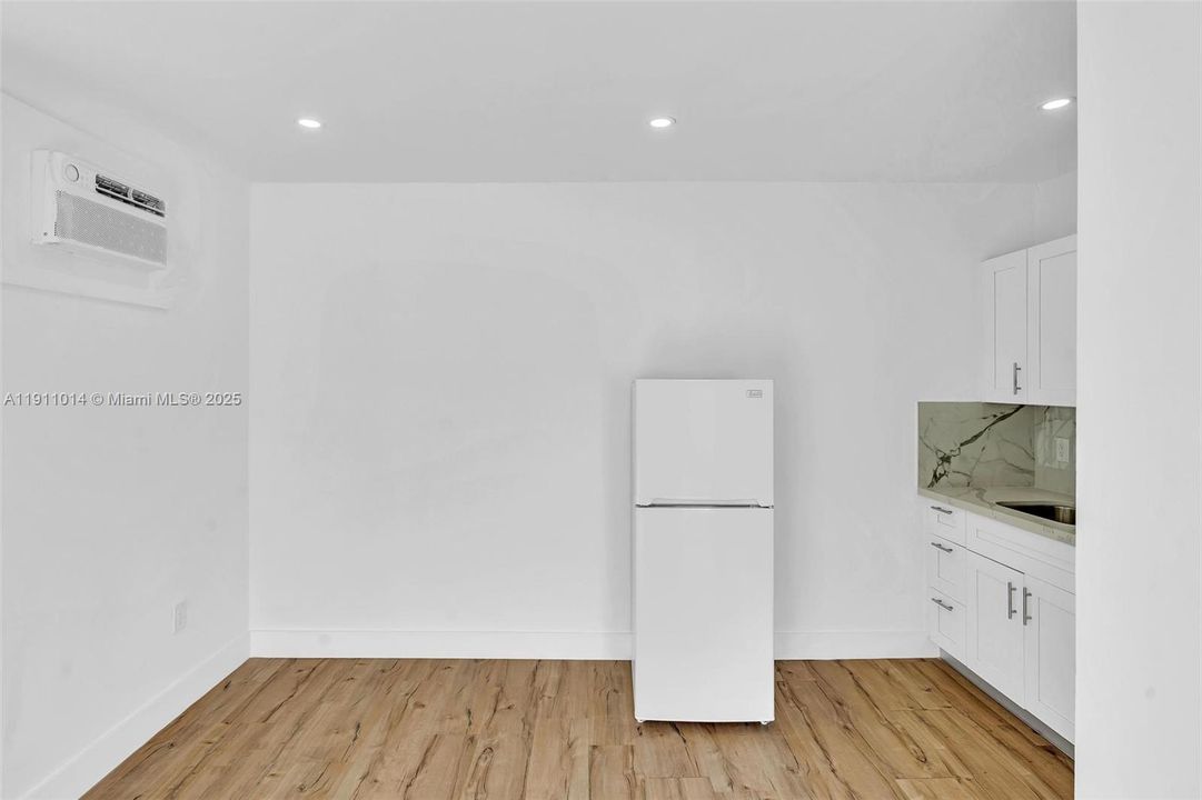 For Rent: $1,200 (0 beds, 1 baths, 350 Square Feet)