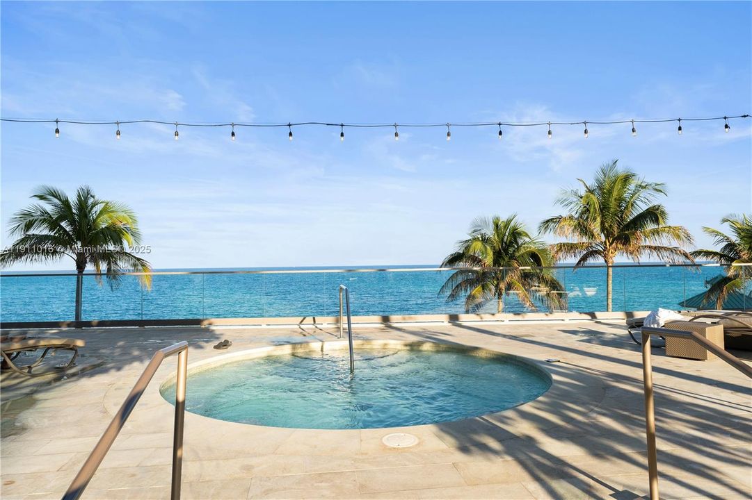 На продажу: $2,600,000 (2 спален, 2 ванн, 1268 Квадратных фут)