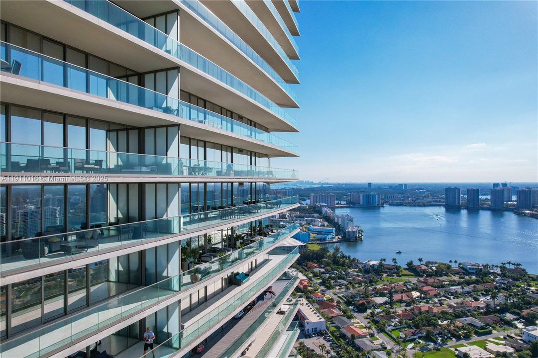 На продажу: $2,600,000 (2 спален, 2 ванн, 1268 Квадратных фут)