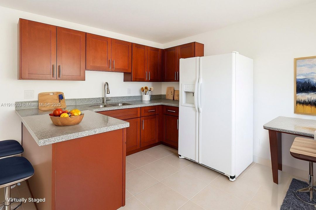 待售: $105,000 (2 贝兹, 1 浴室, 734 平方英尺)