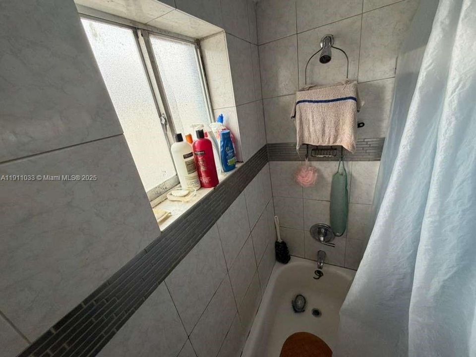 待售: $105,000 (2 贝兹, 1 浴室, 734 平方英尺)