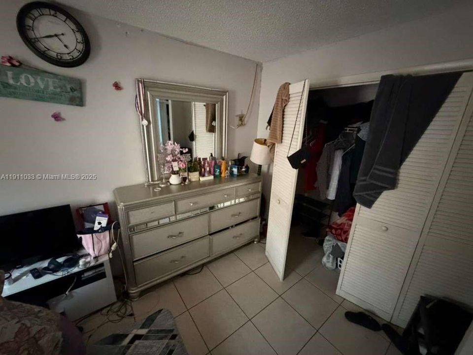 待售: $105,000 (2 贝兹, 1 浴室, 734 平方英尺)