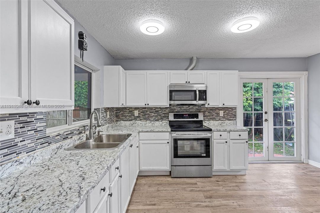 На продажу: $785,000 (4 спален, 2 ванн, 1696 Квадратных фут)