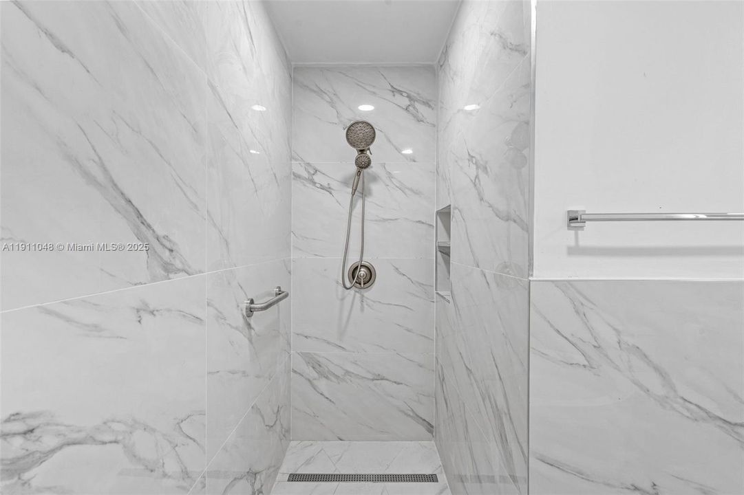 На продажу: $785,000 (4 спален, 2 ванн, 1696 Квадратных фут)