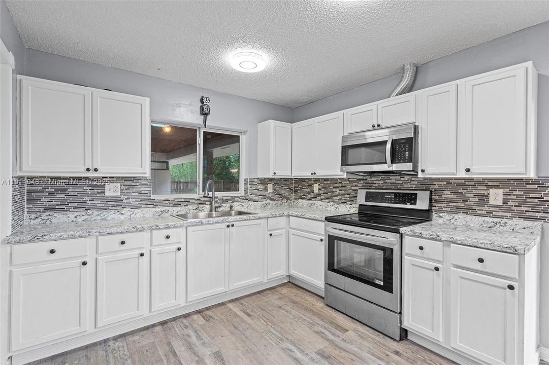 На продажу: $785,000 (4 спален, 2 ванн, 1696 Квадратных фут)