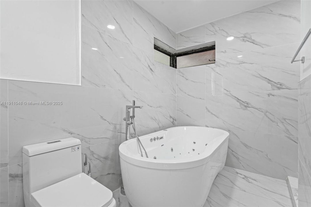 На продажу: $785,000 (4 спален, 2 ванн, 1696 Квадратных фут)