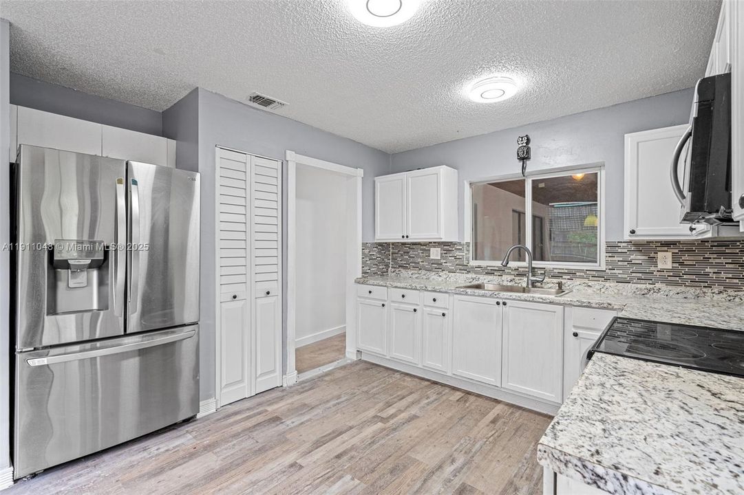 На продажу: $785,000 (4 спален, 2 ванн, 1696 Квадратных фут)