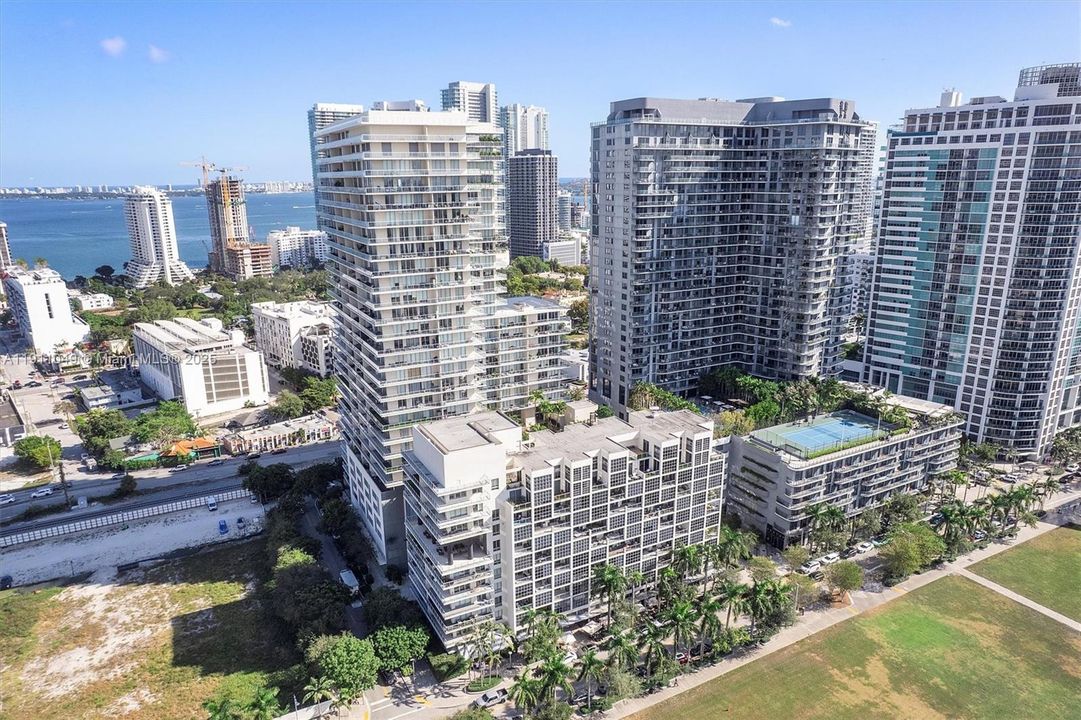 На продажу: $2,595,000 (2 спален, 2 ванн, 2178 Квадратных фут)