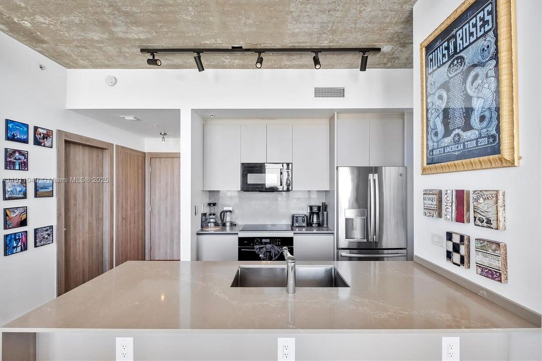 На продажу: $2,595,000 (2 спален, 2 ванн, 2178 Квадратных фут)