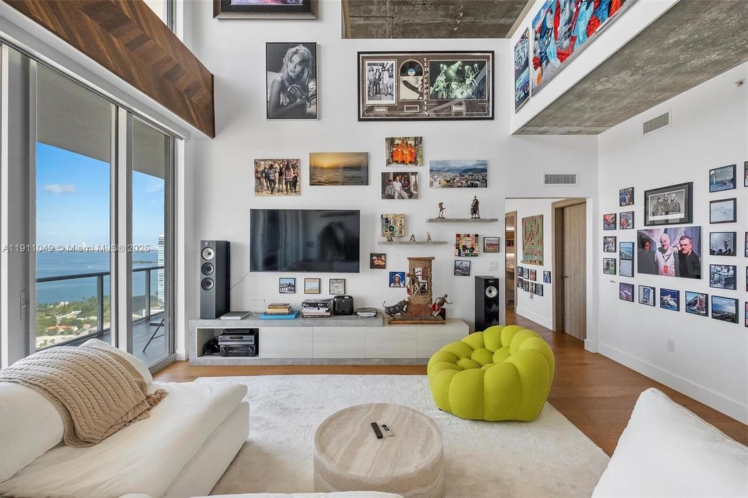 На продажу: $2,595,000 (2 спален, 2 ванн, 2178 Квадратных фут)