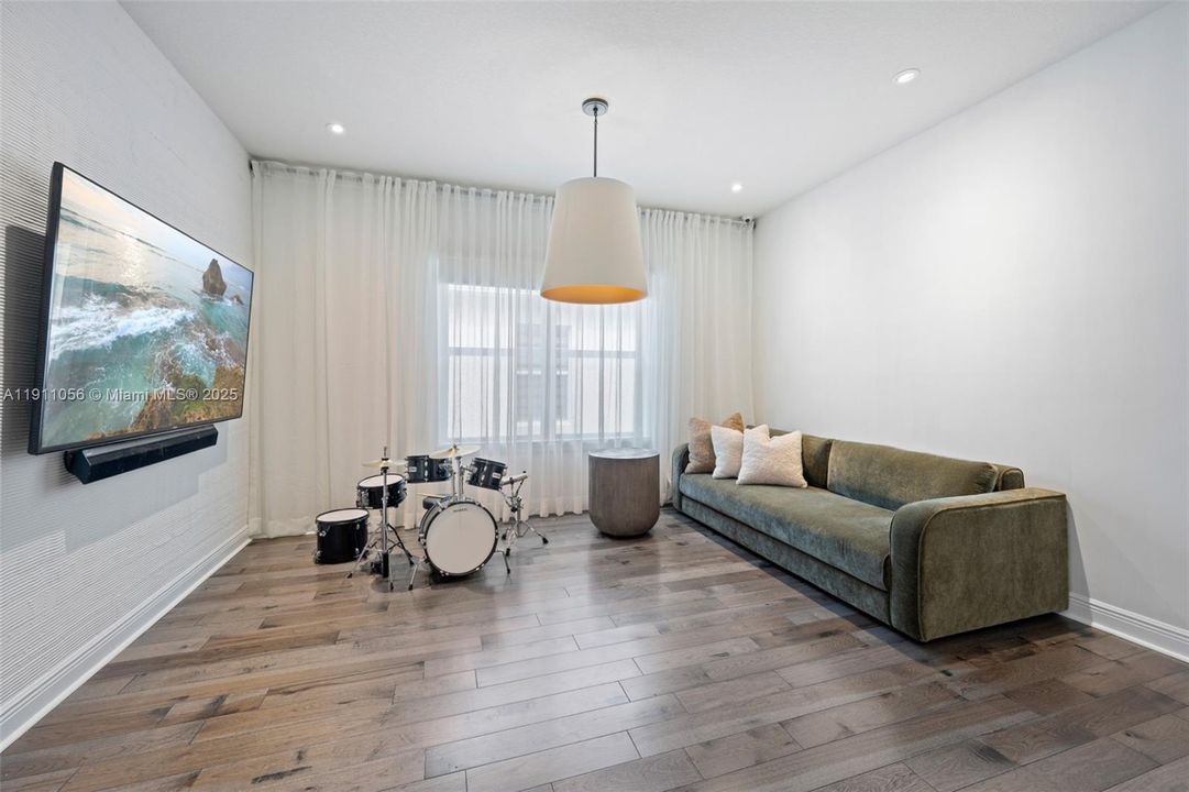 For Rent: $9,000 (5 beds, 3 baths, 2502 Square Feet)