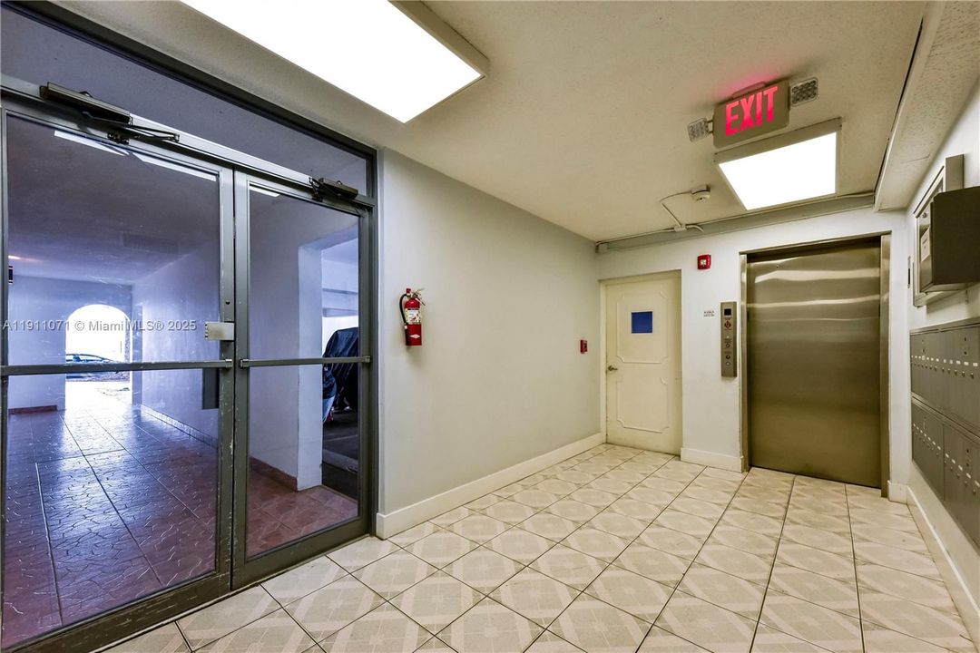 Active With Contract: $119,900 (0 beds, 1 baths, 427 Square Feet)