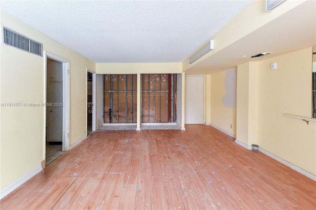 Active With Contract: $119,900 (0 beds, 1 baths, 427 Square Feet)