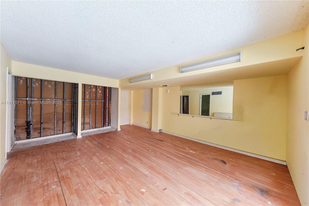 Active With Contract: $119,900 (0 beds, 1 baths, 427 Square Feet)