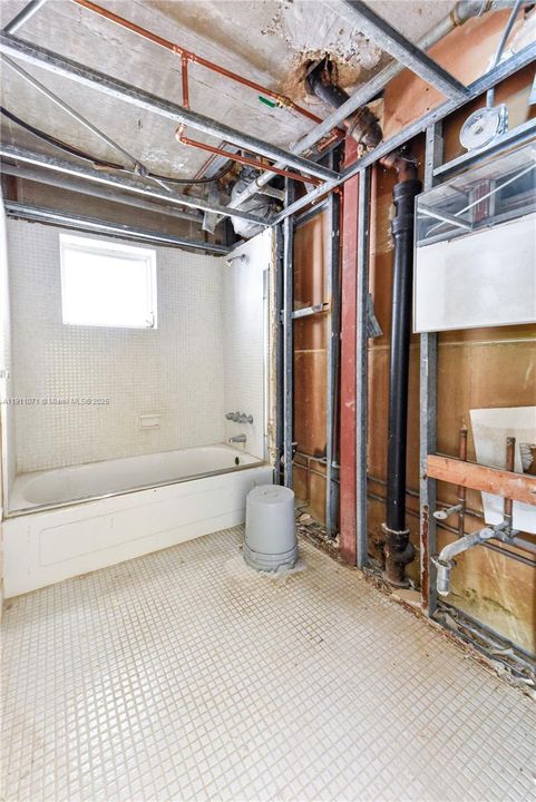 Active With Contract: $119,900 (0 beds, 1 baths, 427 Square Feet)