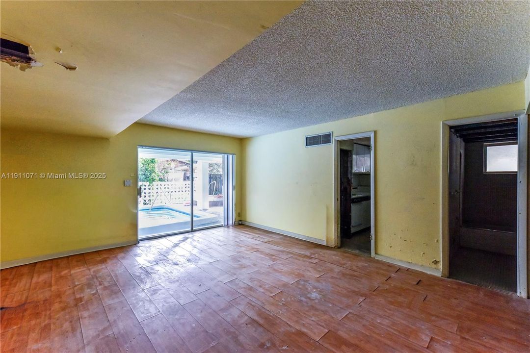 Active With Contract: $119,900 (0 beds, 1 baths, 427 Square Feet)