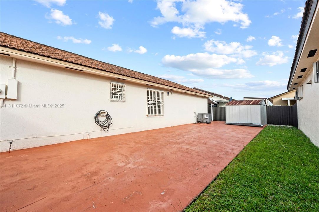 合同活跃: $549,000 (3 贝兹, 2 浴室, 1605 平方英尺)