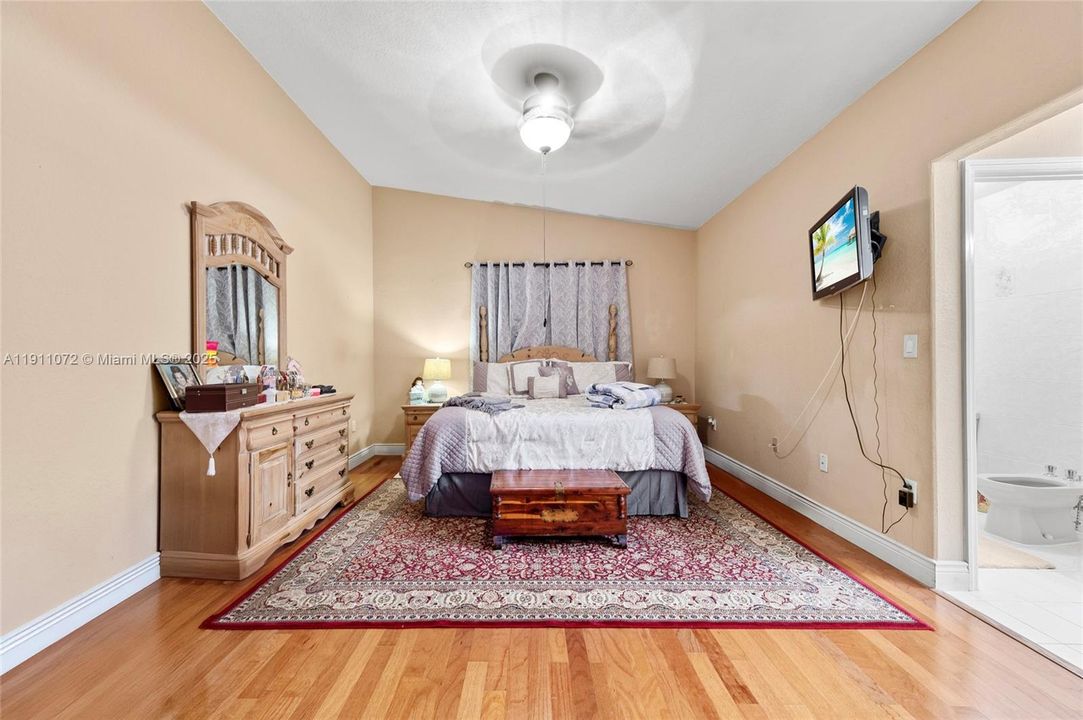 合同活跃: $549,000 (3 贝兹, 2 浴室, 1605 平方英尺)