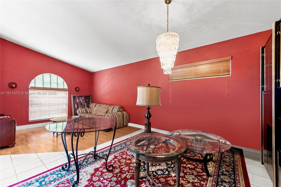 合同活跃: $549,000 (3 贝兹, 2 浴室, 1605 平方英尺)