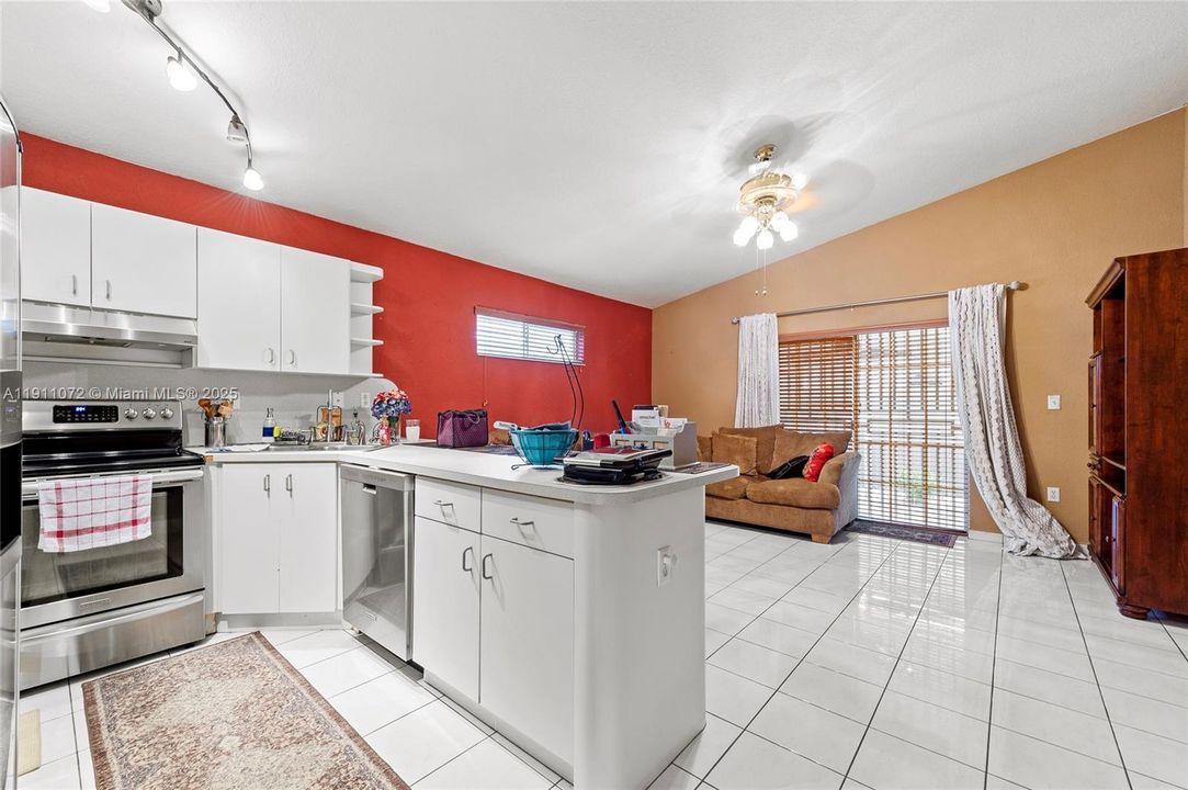 合同活跃: $549,000 (3 贝兹, 2 浴室, 1605 平方英尺)