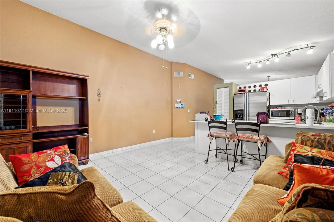 合同活跃: $549,000 (3 贝兹, 2 浴室, 1605 平方英尺)