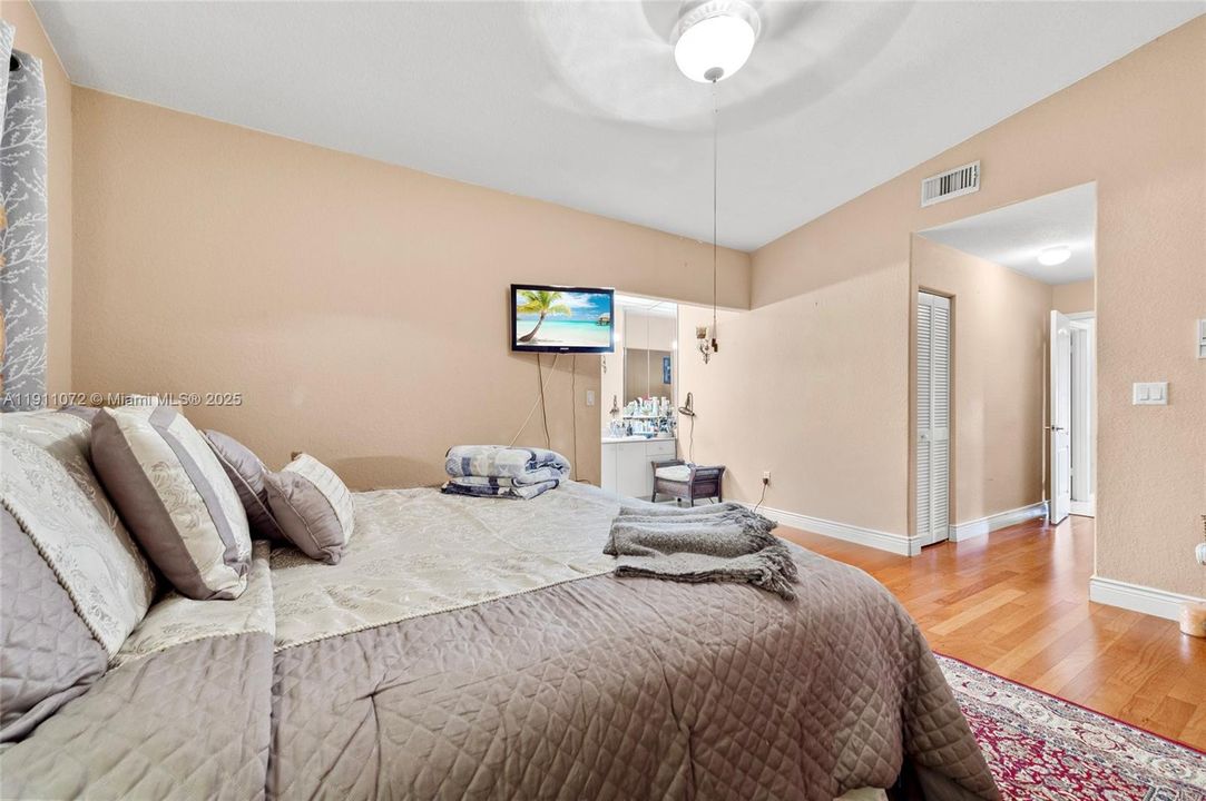 合同活跃: $549,000 (3 贝兹, 2 浴室, 1605 平方英尺)