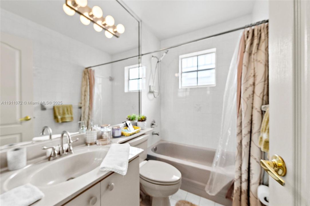 合同活跃: $549,000 (3 贝兹, 2 浴室, 1605 平方英尺)