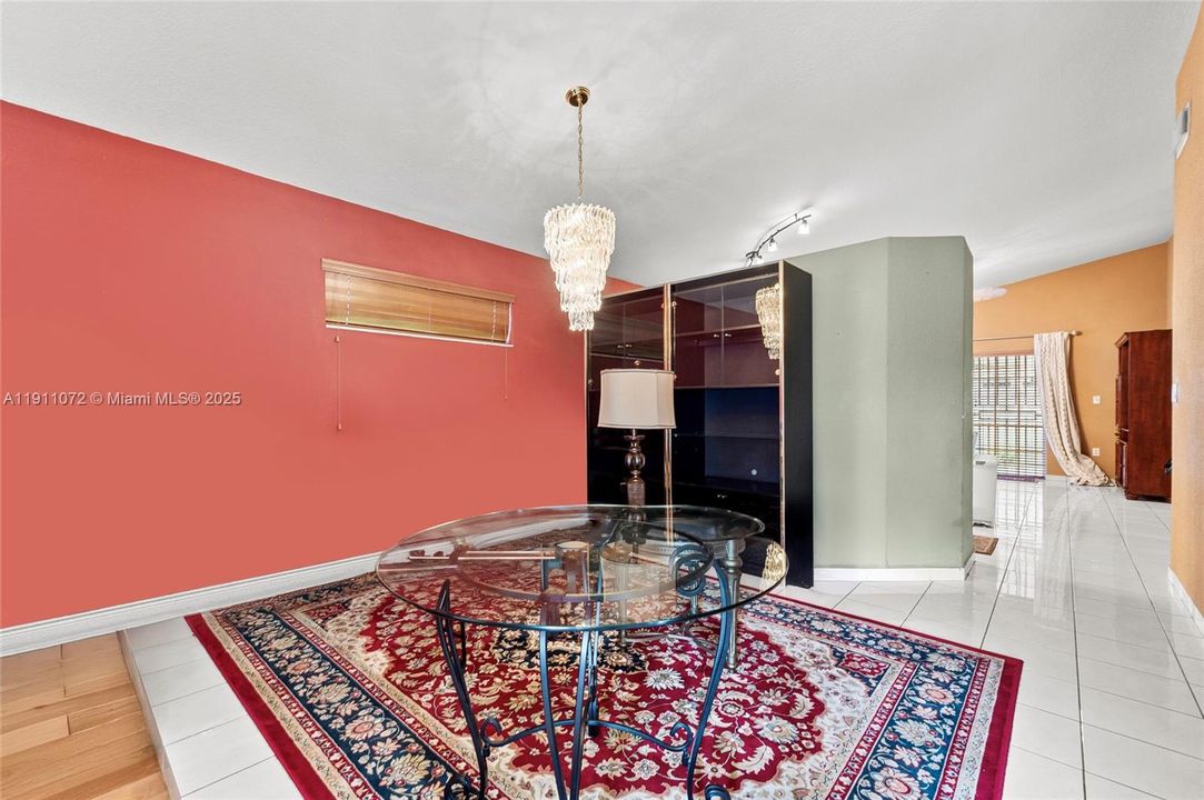 合同活跃: $549,000 (3 贝兹, 2 浴室, 1605 平方英尺)