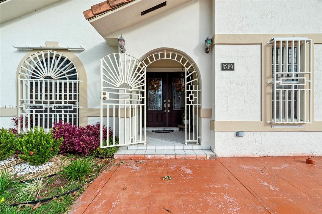 合同活跃: $549,000 (3 贝兹, 2 浴室, 1605 平方英尺)