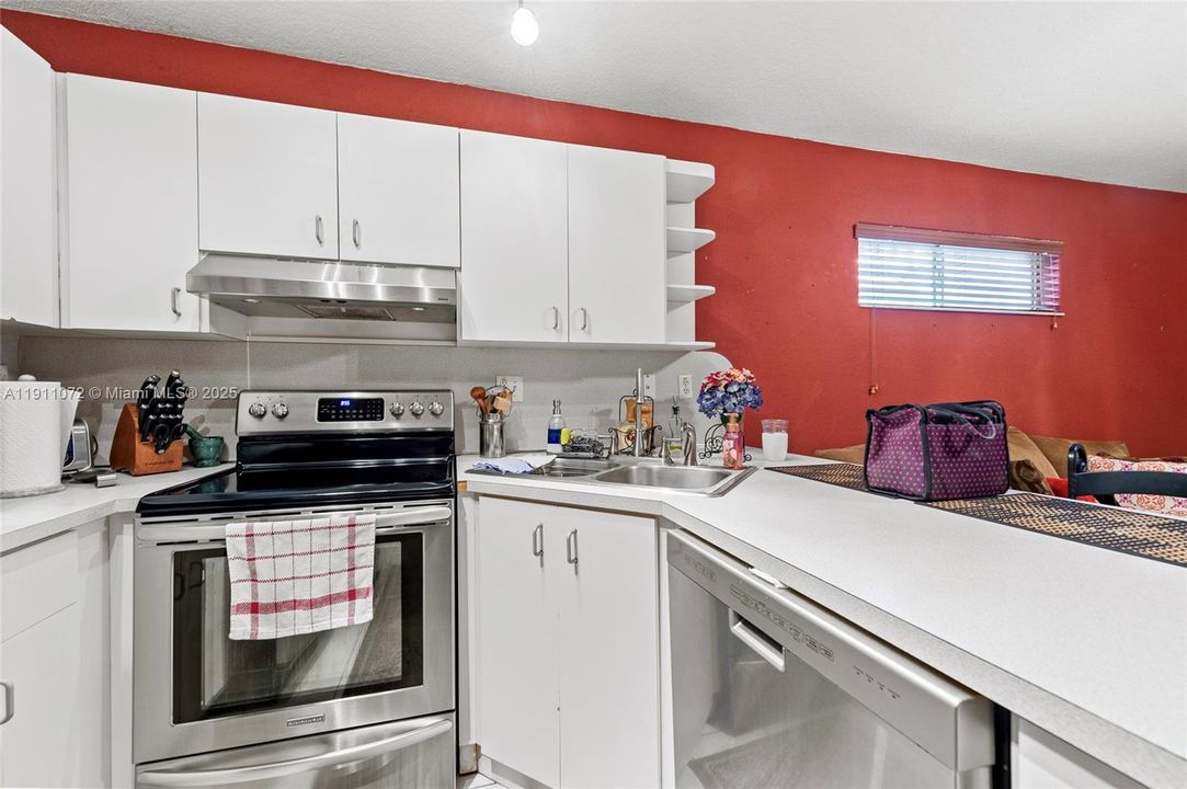 合同活跃: $549,000 (3 贝兹, 2 浴室, 1605 平方英尺)