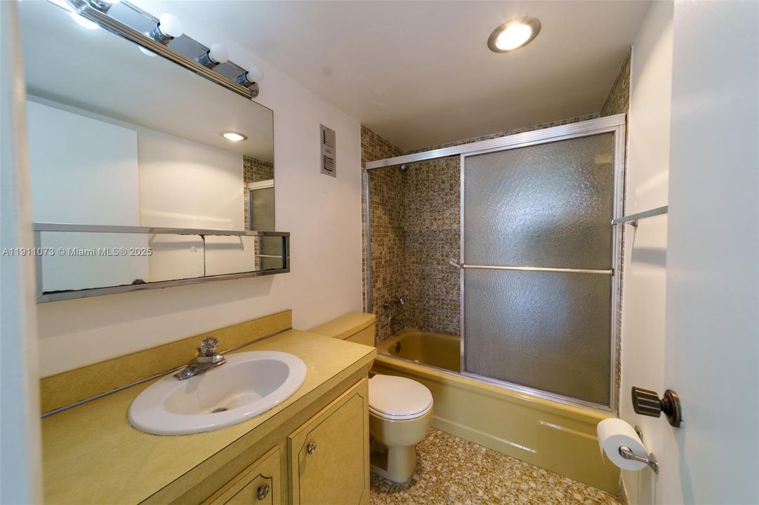 合同活跃: $1,600 (1 贝兹, 1 浴室, 780 平方英尺)