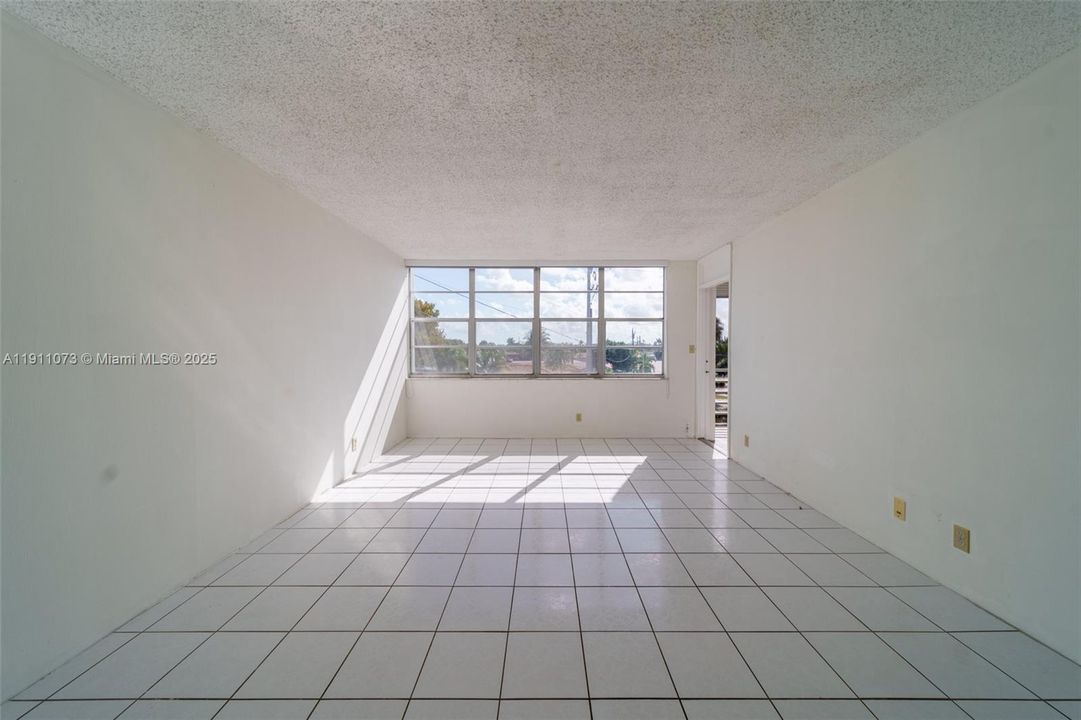 合同活跃: $1,600 (1 贝兹, 1 浴室, 780 平方英尺)