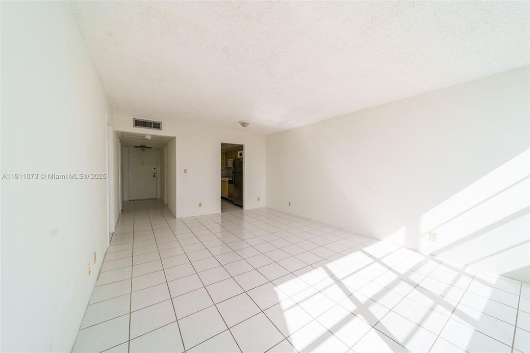 合同活跃: $1,600 (1 贝兹, 1 浴室, 780 平方英尺)