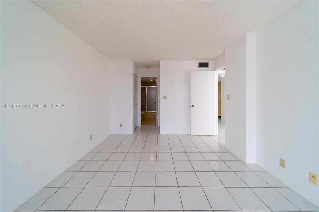 合同活跃: $1,600 (1 贝兹, 1 浴室, 780 平方英尺)