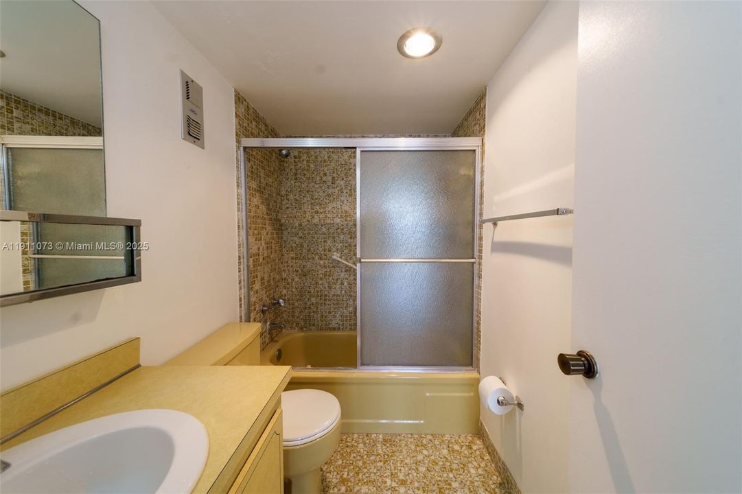 合同活跃: $1,600 (1 贝兹, 1 浴室, 780 平方英尺)