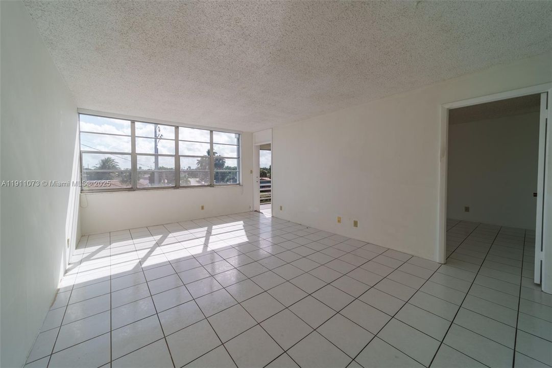 合同活跃: $1,600 (1 贝兹, 1 浴室, 780 平方英尺)