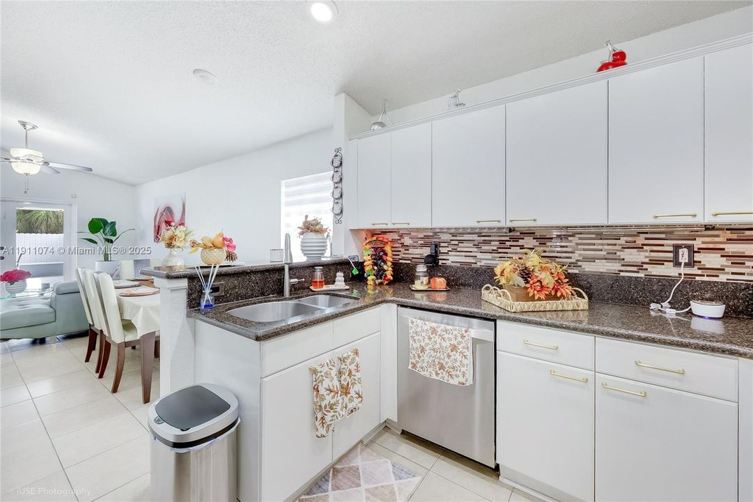 待售: $699,000 (5 贝兹, 3 浴室, 1663 平方英尺)